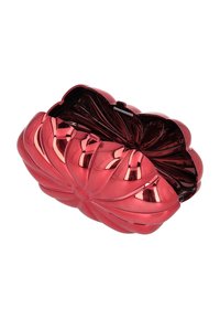 Červené společenské psaníčko s květinovým vzorem, lesklými plochami, složitými drážkami a zaobleným tvarem. Zavírání na sponu v horní části.