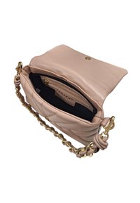 Borsa a tracolla in pelle rosa trapuntata con catena dorata, chiusura magnetica e interno nero con tasca con zip e marchio.
