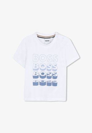 T-shirt blanc en coton avec un graphique audacieux "BOSS" superposé dans différentes nuances de bleu. Manches courtes et col rond avec boutons-pression.