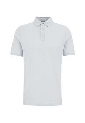 Svetlo modra polo majica z teksturiranim vzorcem, z zapenjanjem na tri gumbe in tradicionalnim ovratnikom. Kratke rokave z rebrastimi manšetami.