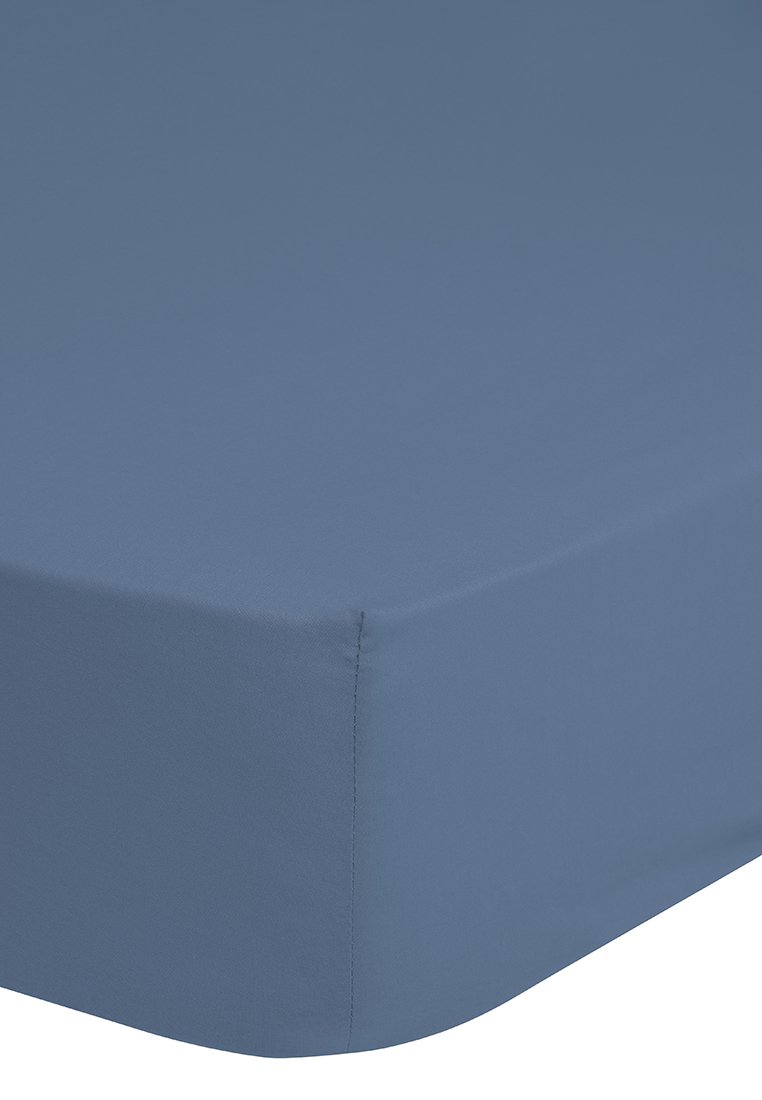 Blauwe fitted sheet met een soepele textuur en een strakke pasvorm. Vierkante hoeken en elastische randen zorgen voor een veilige pasvorm om een matras.