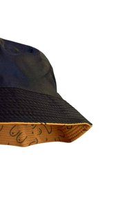 Svart bucket hat med ett texturerat band och en kontrasterande gul innerärm som är mönstrad med svarta former. Hållbart tyg med en strukturerad design.