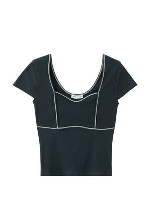 Črna rebrasta kratka majica z rokavi, okroglim izrezom in kontrastnimi belimi šivi na sprednjem delu in rokavih.