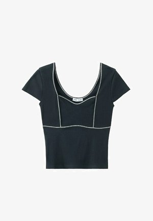 Schwarzes, geripptes, kurzärmliges Crop-Top mit Rundhalsausschnitt und kontrastierenden weißen Nahtdetails am Oberteil und den Ärmeln.