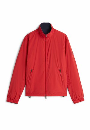 Rood lichtgewicht jack met volledige ritssluiting aan de voorkant, twee zijzakken met rits, hoge kraag en elastische manchetten, plat liggend op een witte achtergrond.