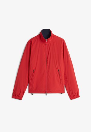 Rood lichtgewicht jack met volledige ritssluiting aan de voorkant, twee zijzakken met rits, hoge kraag en elastische manchetten, plat liggend op een witte achtergrond.