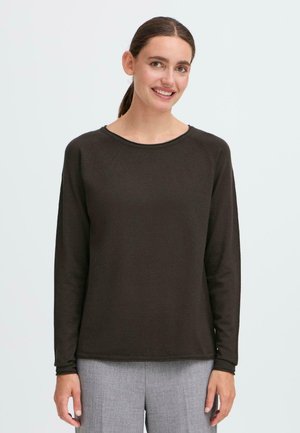Brun langermet skjorte laget av mykt stoff, med rund hals og ribbede mansjetter, parret med lysegrå bukser.