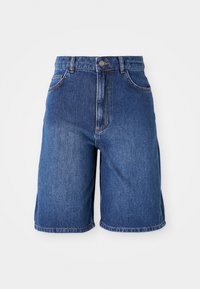 Tummansiniset farkkushortsit, joissa on korkeavyötäröinen muotoilu, viisi taskua ja kontrastoiva ompelu. Raaka helma alaosassa.