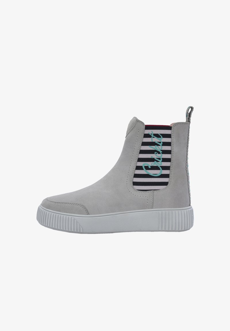 Szare zamszowe botki za kostkę z białą gumową podeszwą, z paskowanymi elastycznymi panelami po bokach oraz uchwytem do łatwego zakładania.