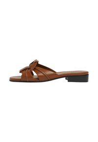 Sandal in pelle marrone con design annodato, due ampie cinghie, suola piatta e tacco basso a blocco.