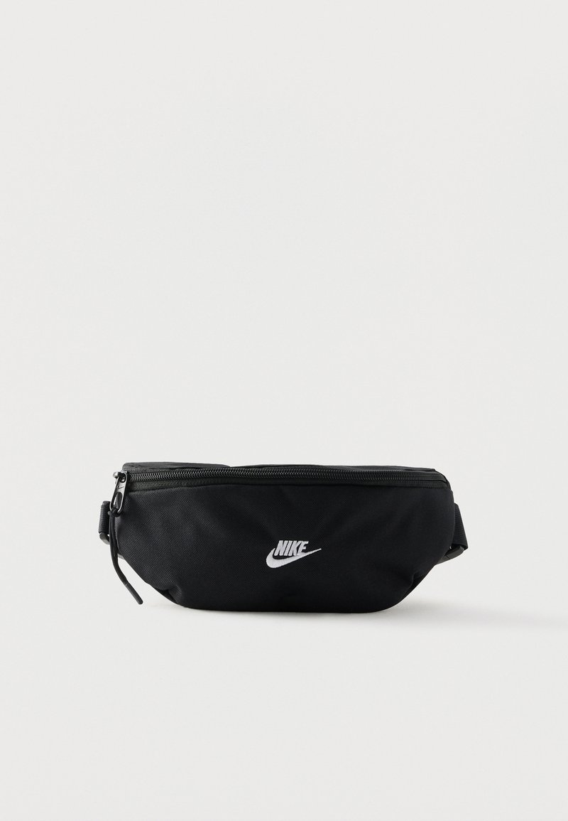 Μαύρη ζώνη μέσης Nike με φερμουάρ, με ρυθμιζόμενο ιμάντα και λευκό λογότυπο Swoosh στο κέντρο μπροστά.
