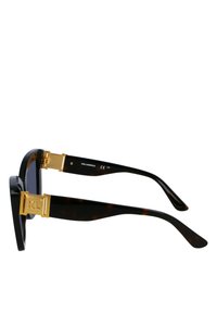 Zonnebril met een rechthoekig zwart frame, schildpadachtige tempels en gouden hardware accenten met een logo op de scharnier.