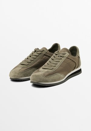 Suedesko og nylon sneakers i olivengrøn med en tekstureret overflade, der har en polstret tunge, snørelukning og en kontrasterende hvid sål.