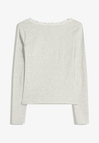 Jasnoszary longsleeve z teksturowanym, lekko prążkowanym materiałem oraz falbanką z koronką przy dekolcie. Luźny krój, bez widocznych wzorów.