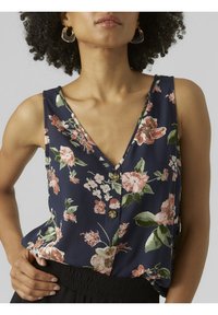 Námořnický top s květinovým potiskem, v výstřihu do V, vyrobený z lehké látky, s našitými knoflíky a volným střihem. Obsahuje broskvové, zelené a bílé květiny.