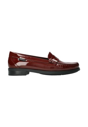 Mocassin en cuir rouge foncé brillant avec une semelle noire et un talon bas, présentant une couture moc toe et une petite étiquette de marque sur le côté.