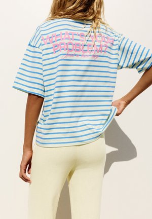 PULL&BEAR, OVERSIZE STRIPED - T-SHIRT - T-shirt imprimé - mottled light blue