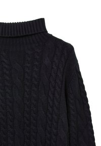 Marineblauer Strickpullover mit hohem Rippkragen und strukturiertem Zopfmuster, hergestellt aus einem weichen, dicken Wollmischgewebe.