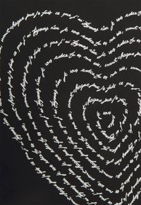 Spiralformad vit kursiv fransk text på svart bakgrund, som bildar ett hjärtformat mönster med upprepade fraser.