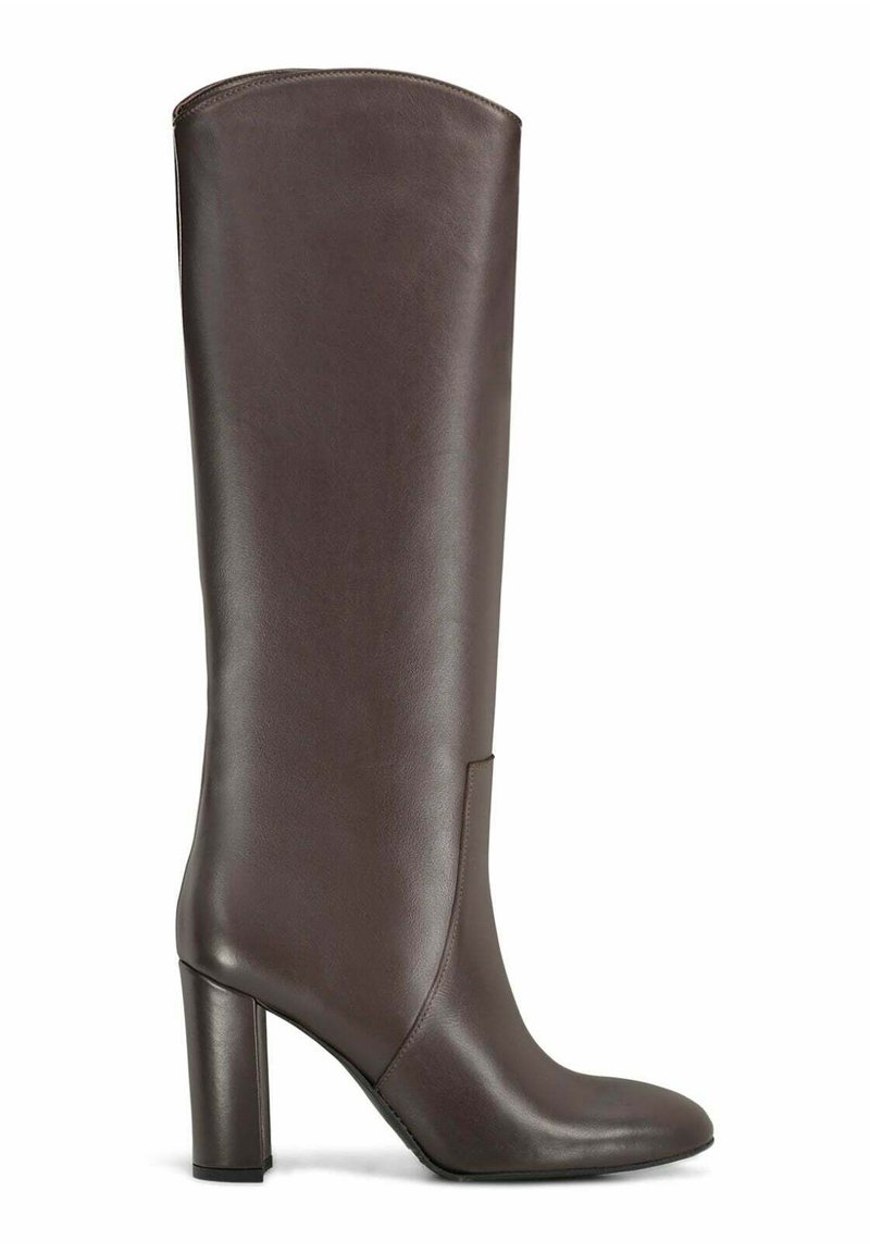 Botte haute en cuir marron foncé, à bout rond et à talon bloc, vue de côté sur fond blanc.