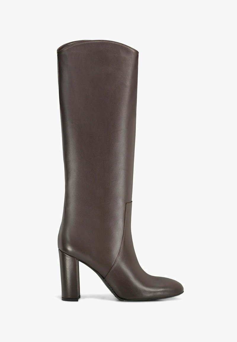 Botte haute en cuir marron foncé, à bout rond et à talon bloc, vue de côté sur fond blanc.
