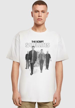 Hvid bomulds t-shirt med et sort-hvidt grafisk print af fire personer, der går, med teksten "THE SCRIPT" og "SATELLITES" ovenfor.