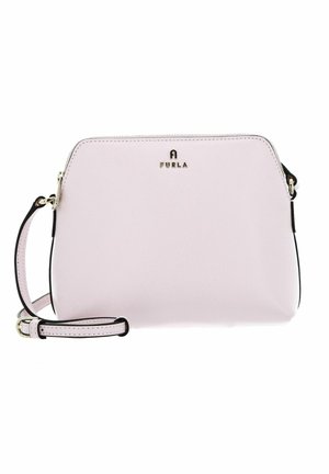 Jasnoróżowa skórzana torebka Furla na ramię z złotym logo, regulowanym paskiem i zaokrąglonym prostokątnym kształtem na białym tle.