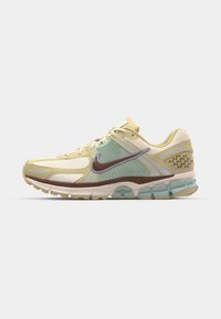Nike Sportswear ZOOM VOMERO 5 STYLE - Sneakers - team gold/fauna brown/pale ivory/seafoam/metallic platinum