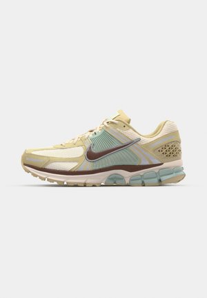 Nike Sportswear ZOOM VOMERO 5 STYLE - Trainers - team gold/fauna brown/pale ivory/seafoam/metallic platinum