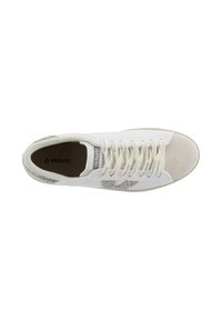 Sneaker bianco con puntale in suede, dettagli strutturati sui lati e lacci piatti. Interno con soletta marrone. Design elegante adatto a un uso casual.