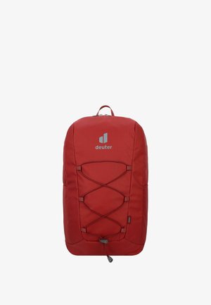 Roter Deuter-Rucksack mit vorderem elastischen Kordelzug, oberen Griff und mit Reißverschluss versehenem Hauptfach, vor einem weißen Hintergrund präsentiert.