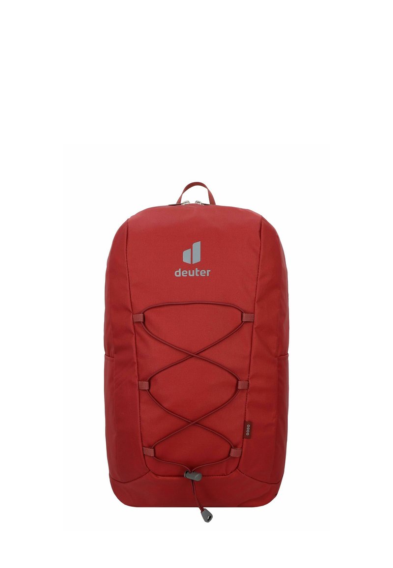Zaino Deuter rosso con cordino elastico frontale, maniglia superiore e scomparto principale con zip, mostrato su uno sfondo bianco.