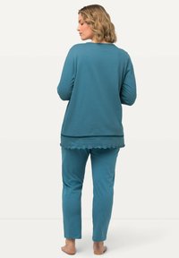 Ulla Popken OURLET AJOURÉ LISIÈRES ONDULÉES COL ROND  - Pyžamová sada - petrol