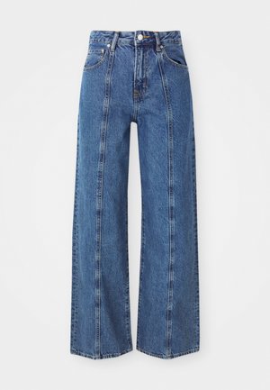 Jeans blu a gamba larga in denim, caratterizzati da un'alta vita, tasche frontali e cuciture visibili lungo le gambe.