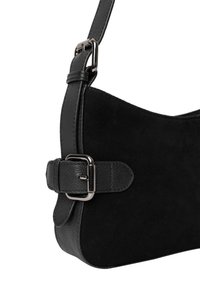 Sort læder- og ruskinds håndtaske med en buet form, der har en spænde-strop og dekorative teksturer. Kompakt og struktureret design.