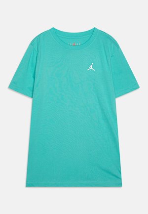Camiseta de manga corta turquesa hecha de algodón suave, con un logo blanco de Jordan en el lado izquierdo del pecho y un diseño de cuello redondo.