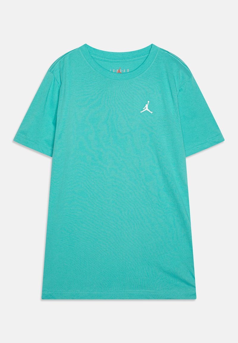 T-shirt turquesa de manga curta feito de algodão macio, com um logo branco da Jordan no lado esquerdo do peito e design de gola redonda.