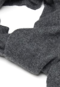 Dunkelgrauer Wollstoff mit einer weichen, flauschigen Textur, locker auf einer weißen Fläche ausgelegt.