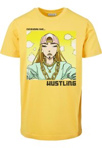Gul bomulls t-skjorte med grafisk trykk av en animasjonsfigur med langt hår, iført caps og kjeder, teksten sier "HUSTLING."
