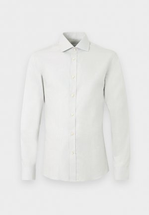 Biała koszula z długim rękawem na guziki, z klasycznym kołnierzykiem, widocznymi guzikami z przodu i dopasowanymi mankietami na jednolitym tle.