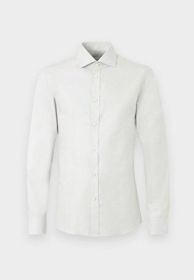 Hvit langermet skjorte med knapper foran, klassisk krage, synlige knapper nedover fronten og innsydde mansjetter mot en ensfarget bakgrunn.