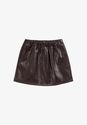 Zwarte leren minirok met gerimpelde elastische tailleband en lichte glans, plat uitgespreid op een witte achtergrond.