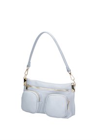 Sac à bandoulière en cuir bleu clair avec une seule sangle, comprenant une grande poche principale zippée et deux petites poches zippées à l'avant avec des finitions en métal doré.