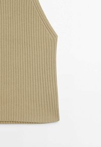 Haut sans manches beige en tricot côtelé avec un col rond, présenté à plat sur un fond blanc.