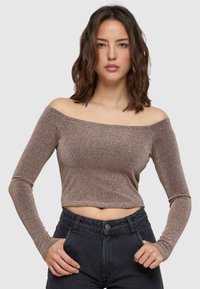 Off-the-shoulder crop top in metallic brons met lange mouwen en een aansluitend ontwerp, gemaakt van een gladde, textuurrijke stof.