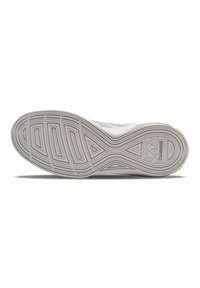 Hvid sneakersåle med tekstureret gummi, prydet med bølgemønstre og et cirkulært logo. Glatte kanter og robust konstruktion.