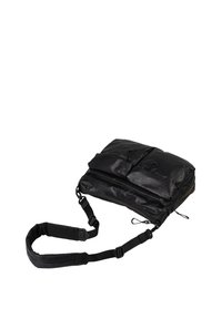 Borse a tracolla nera realizzata in materiale liscio; presenta due tasche superiori, una tracolla regolabile e un compartimento con zip. Design compatto.