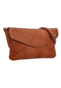 Borsa a tracolla in pelle marrone con finitura testurizzata, chiusura a patta triangolare e accessori metallici. Include una tracolla regolabile.