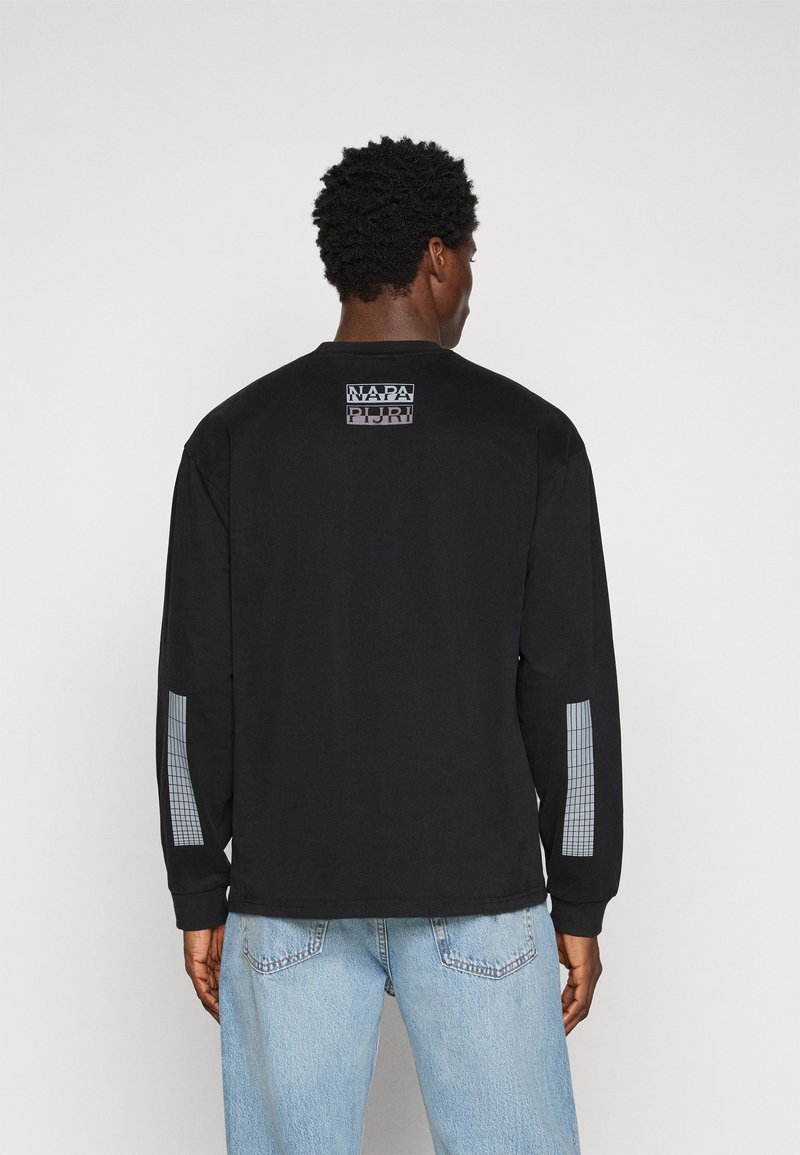 Camiseta negra de manga larga con un logo impreso en la parte trasera. Presenta acentos con un patrón de cuadrícula en las mangas y un corte relajado.