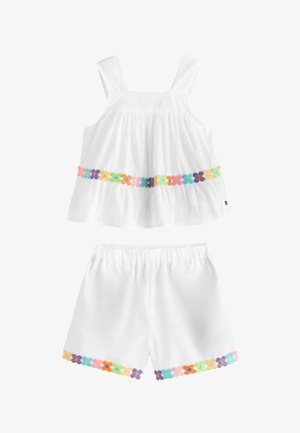 Weißes ärmelloses Top- und Shorts-Set mit buntem, besticktem Blumenbesatz entlang der Taille und der Beinöffnungen.